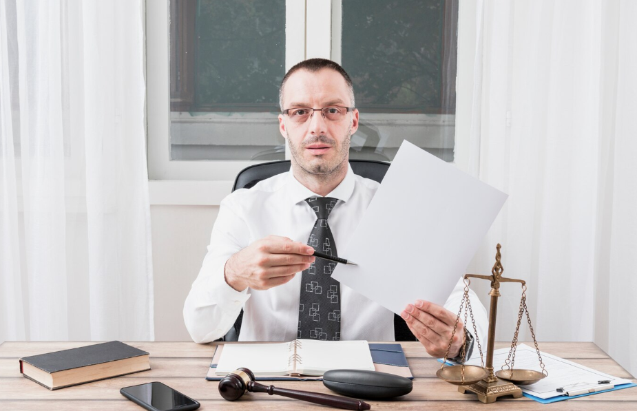 Paralegal vs. Lawyer: What’s the Real Difference?